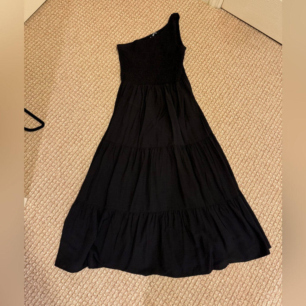 Elegant Black One-Shoulder Maxi Dress - Picture 2 of 2